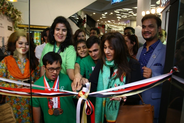 Ms. Ronak Lakhani alongwith the special olympics Pakistan Team innaugrating the store (1)