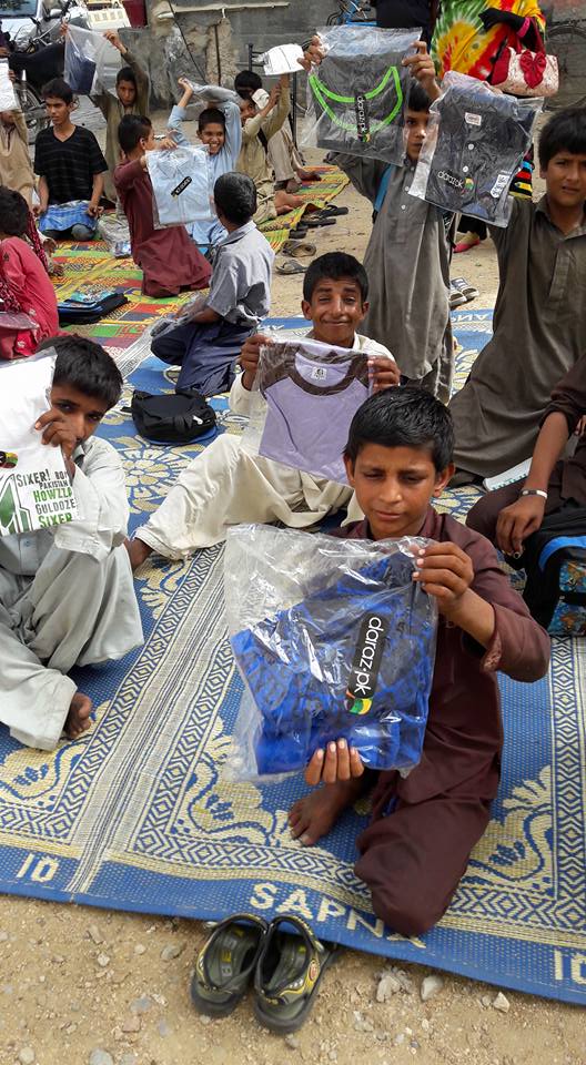 Daraz.pk Shares Eid Gifts with Underprivileged Abrar Qureshi Blog